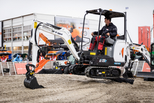 두산밥캣이 '바우마 2022'에서 최고 공개한 2톤급 전기 굴착기 E19e. 두산밥캣 제공